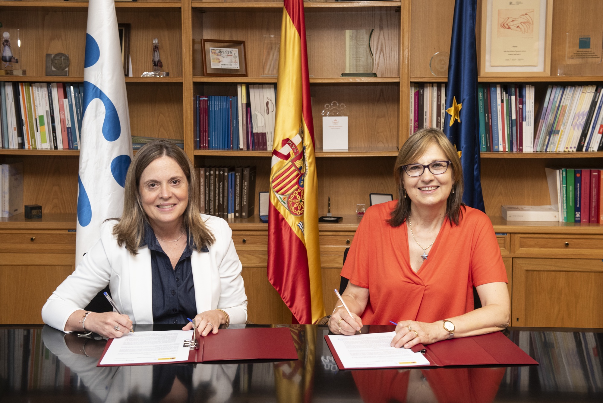 La directora del ISCIII, Marina Pollán -a la derecha-, con la presidenta de Farmaindustria, Fina Lladós, en la firma del acuerdo