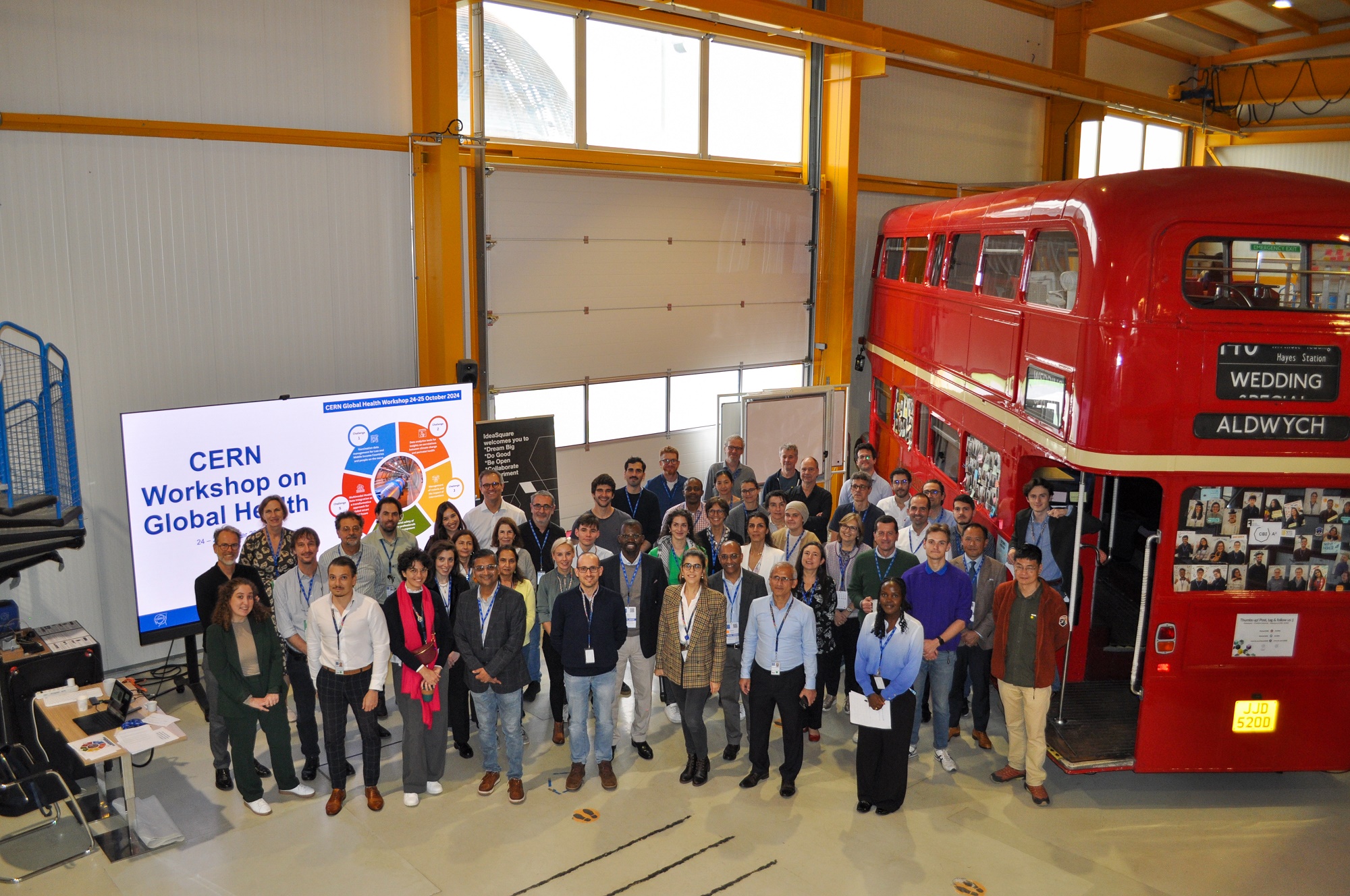 Foto de familia de la reunión celebrada en el CERN (imagen:  Organización Europea para la Investigación Nuclear-CERN).).