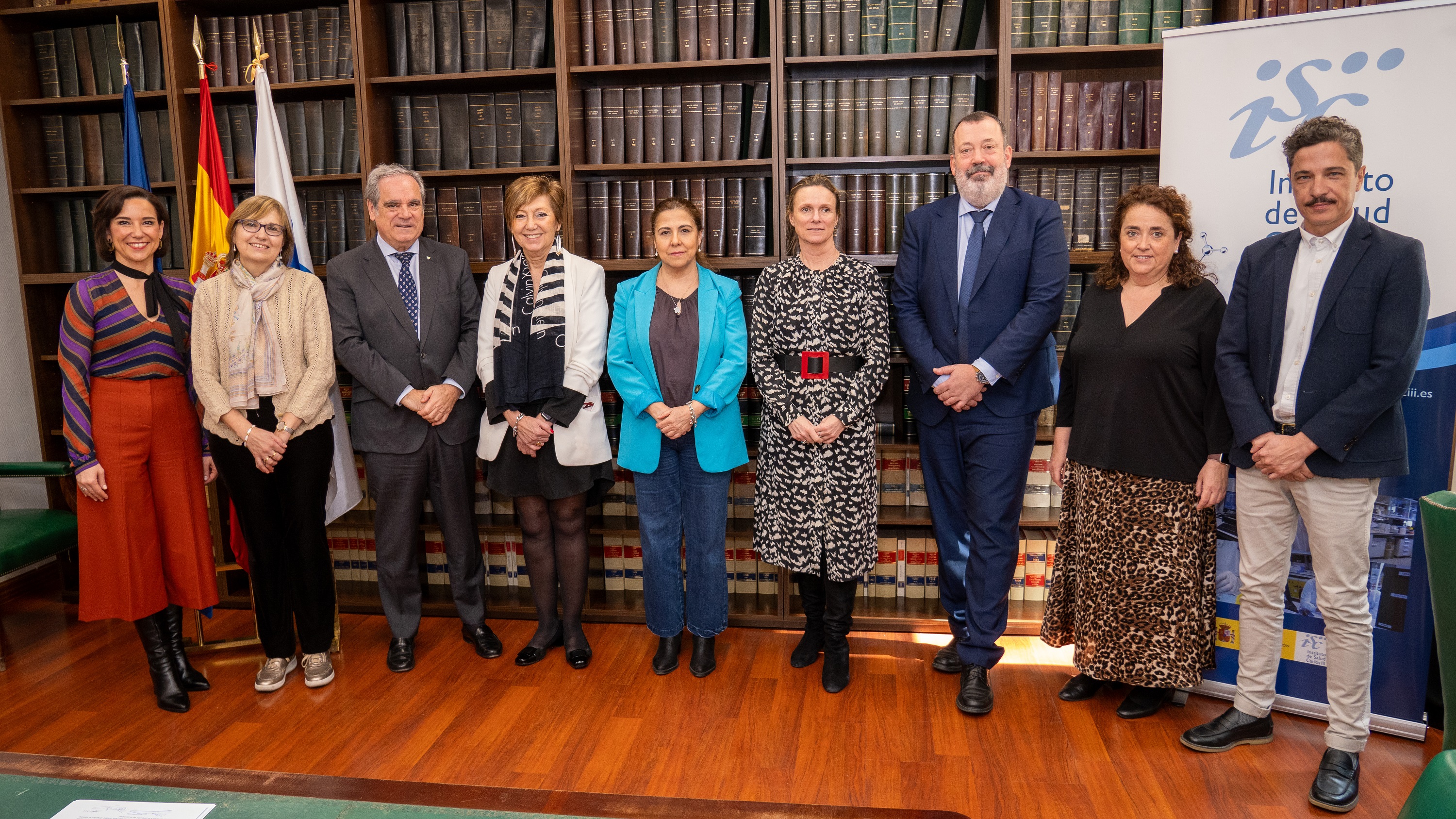 Foto de grupo tras la firma. De izquierda a derecha: Raquel Martínez, secretaria general del CGCOF; Marina Pollán, directora del ISCIII; Jesús Aguilar, presidente del CGCOF; Rosario Perona e Isabel Jado, subdirectoras del ISCIII; Rita de la Plaza y Antonio Blanes, tesorera y director de servicios farmacéuticos del CGCOF; Raquel Pérez, directora del gabinete de la Presidencia del CGCOF, y José Luis Peñalvo, director del Centro Nacional de Epidemiología del ISCIII. 