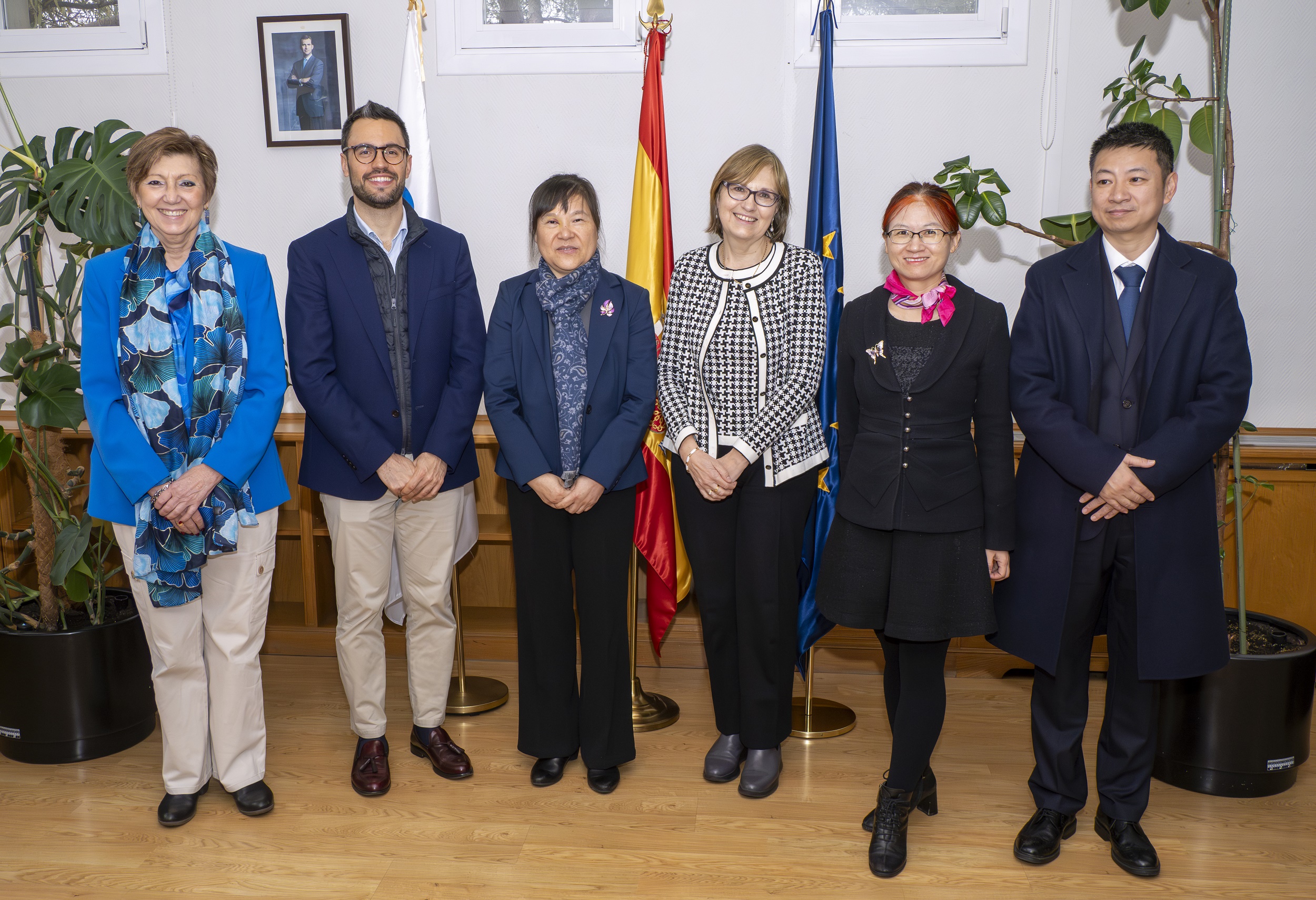 En la imagen, en el centro, la directora del ISCIII, Marina Pollán, y la consejera científica de la Embajada de China en España, Lei Hongmei. Les flanquean, de izquierda a derecha, Rosario Perona, subdirectora de Terapia Celular y Medicina Regenerativa del ISCIII; Daniel Ruiz Iruela, subdirector de Programas Internacionales de Investigación del Instituto; Cao Yan, primera secretaria de la embajada china, y Wang Dong, tercer secretario.