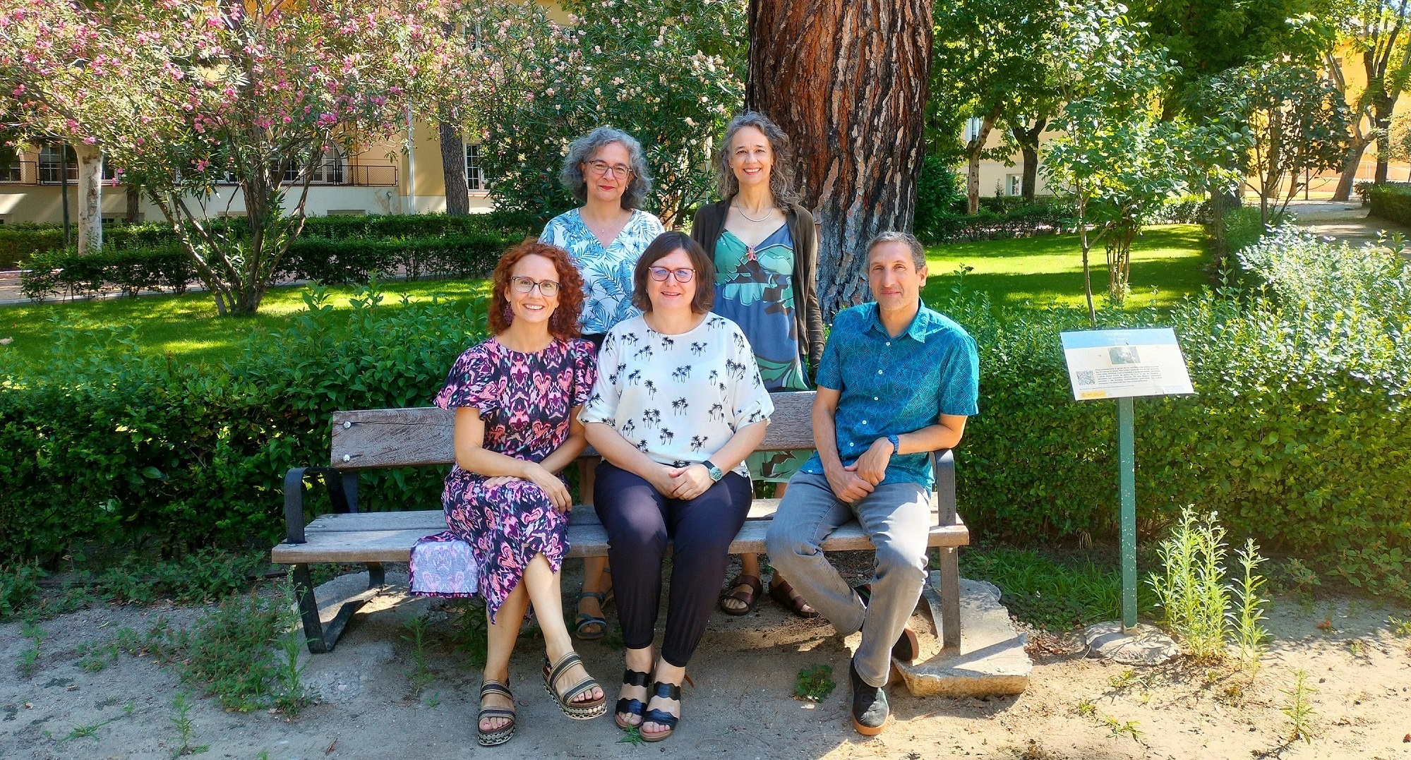 De arriba a abajo y de izquierda a derecha: Carmen Rodríguez-Blázquez, María João Forjaz, Teresa Valero-Gaspar, Asunción Díaz y Cesar Garriga, en los jardines junto al centro Nacional de Epidemiología del ISCIII, en el Campus de Chamartín del Instituto, en Madrid