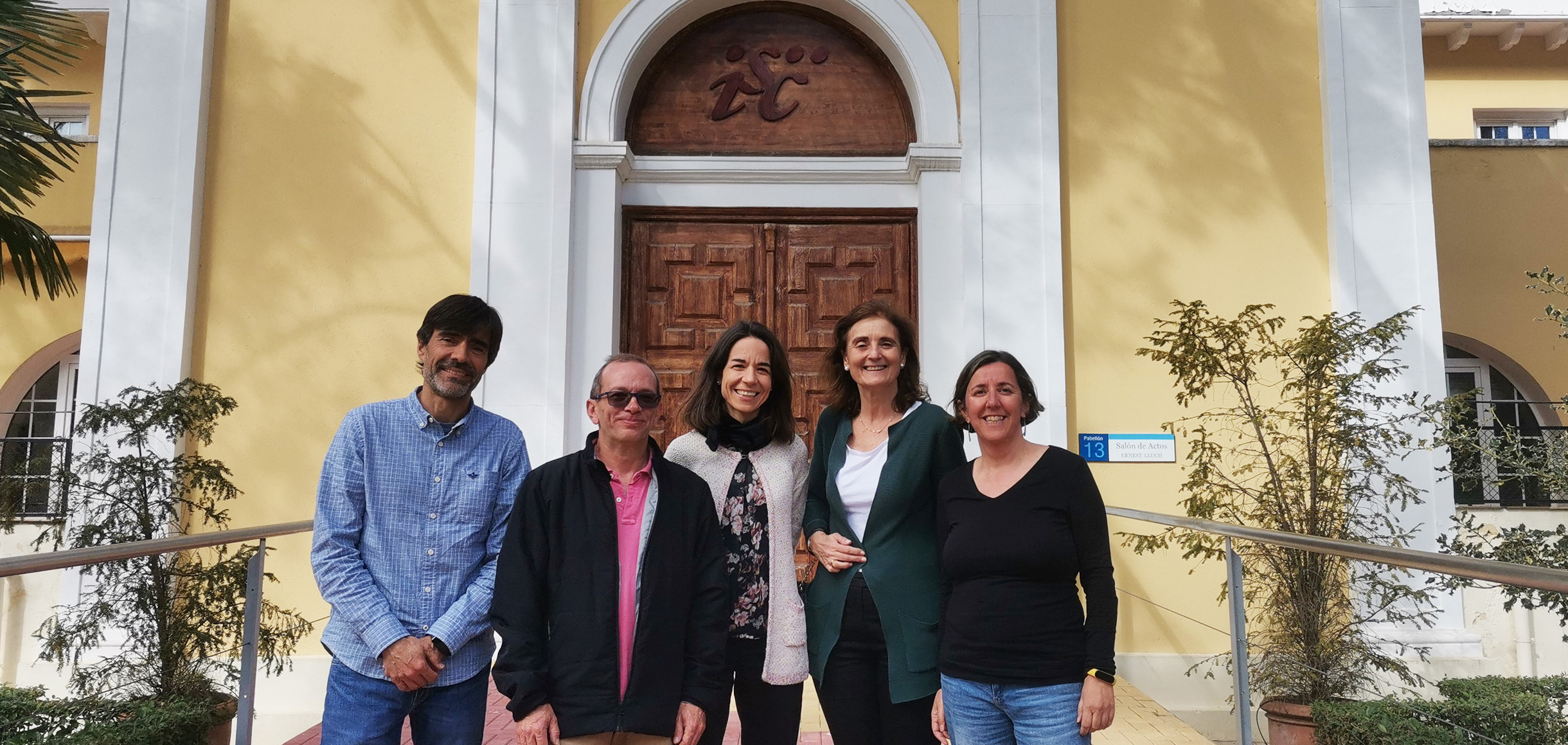 Grupo de trabajo del proyecto piloto para la evaluación de los campos magnéticos de frecuencias de 50 Hz, implicado en las medidas en la Comunidad de Madrid. De izquierda a derecha: Ricardo Bajo (IMA-CNSA), Fernando Giacomone (IMA), Arancha Sanchis (CNSA), Pilar Marín (IMA) y Rebeca Ramis (CNE).